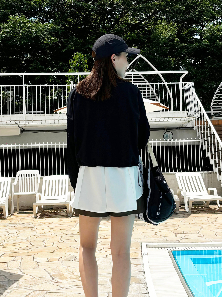 ブラック着用　UVカット無地キュロパン水着とロゴテープ×ナイロンダブルトートバッグと無地ナイロンキャップとコーディネート